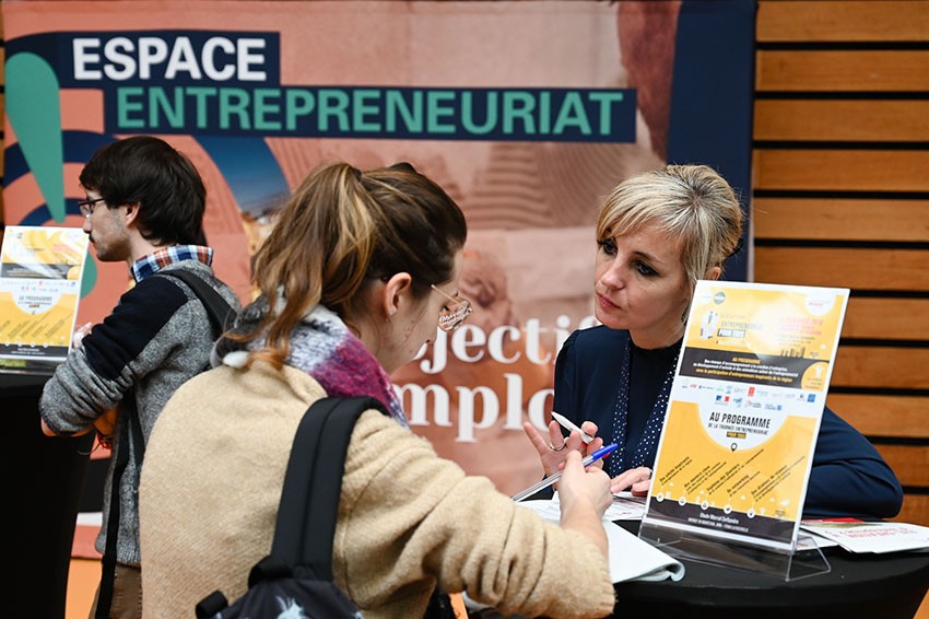 Rendez-vous entre une chercheuse d'emploi et une conseillère lors d'un évènement "Objectif emploi"