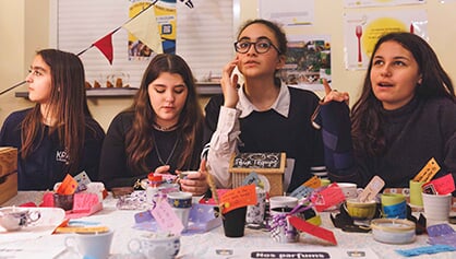 Vente de bougies fait main par les collégiennes