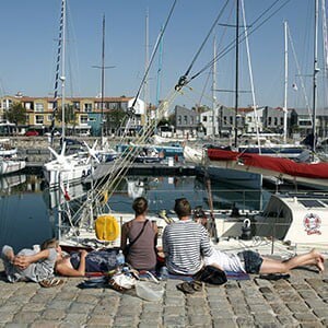 touristes face au port