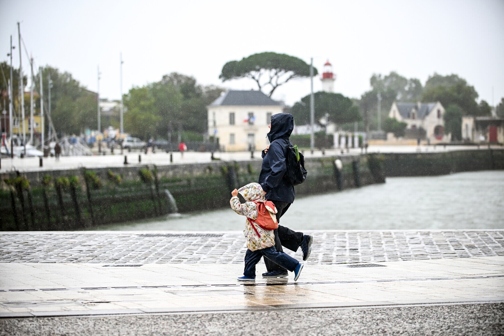 Scène vent et pluie sur le Vieux-Port de La Rochelle