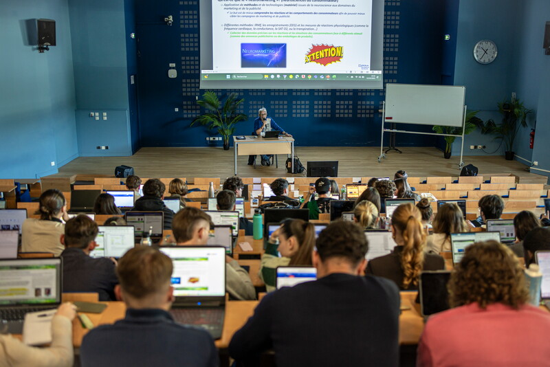 Des étudiants dans un amphithéâtre à l'université