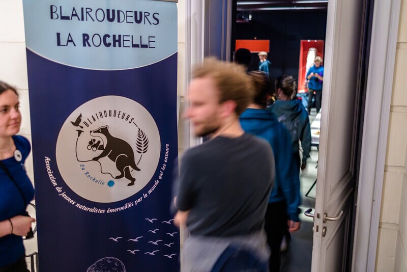 Etudiants et affiche au Muséum d'Histoire Naturelle.