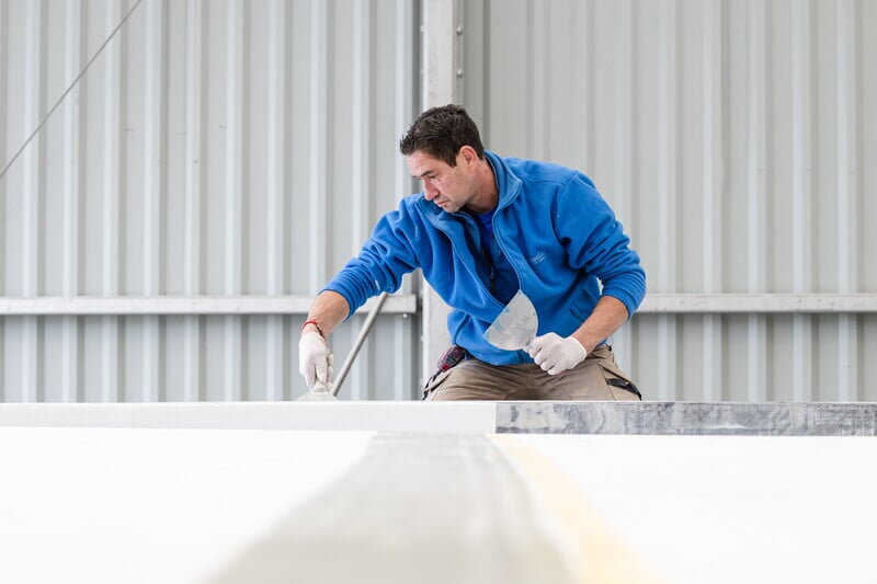 Construction de catamaran sur un chantier naval
