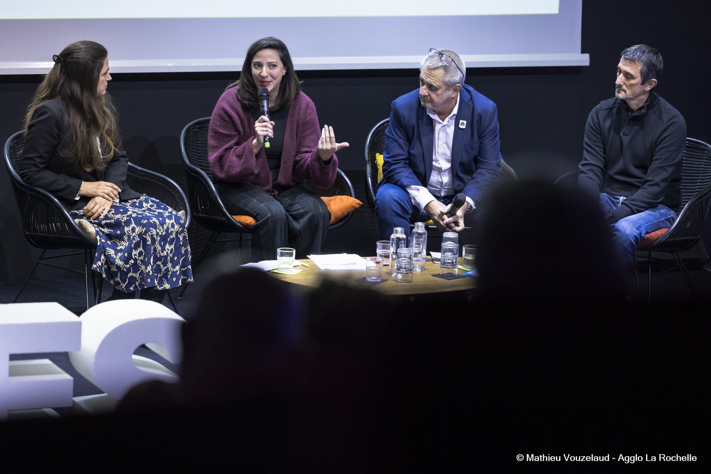 Table ronde avec des intervenants