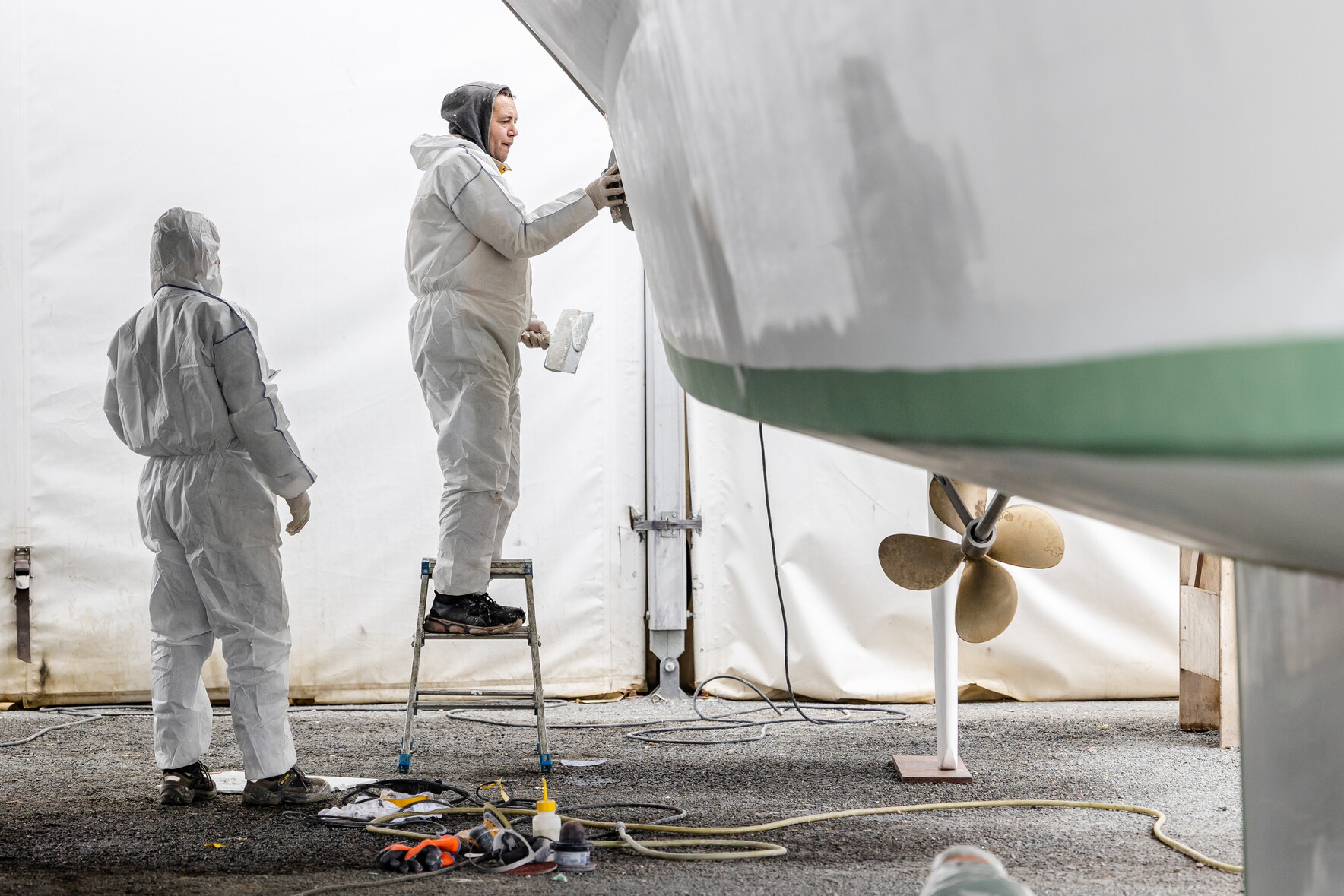 Construction d'un catamaran sur un chantier