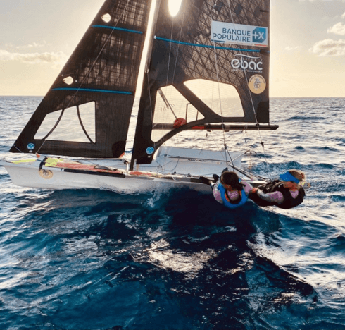 Image d'une voile dans l'océan