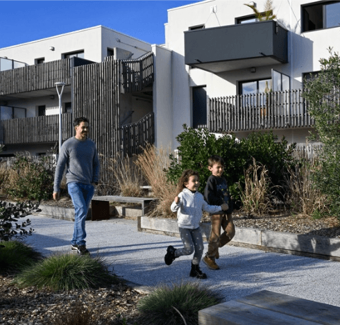 Un homme et deux enfants se baladent