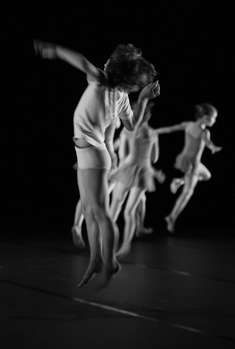 Jeunes enfants en répétition de cours de danse