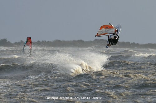Planchistes en pleine tempête à Aytré