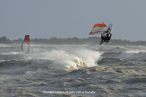 Planchistes en pleine tempête à Aytré